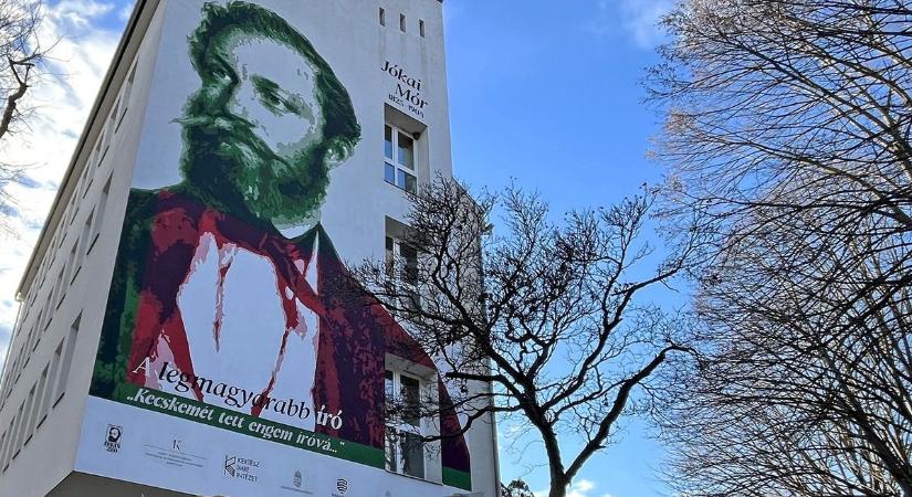 Monumentális falfestmény készült a belvárosban: Jókai Mór néz le a járókelőkre – fotók
