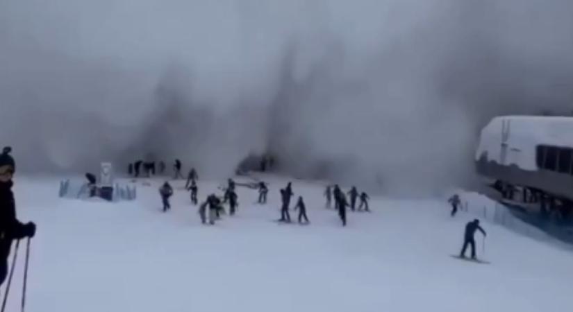 Nem volt menekvés: mutatjuk a tragédiát, így temette maga alá a lavina a síelőket (VIDEÓ)