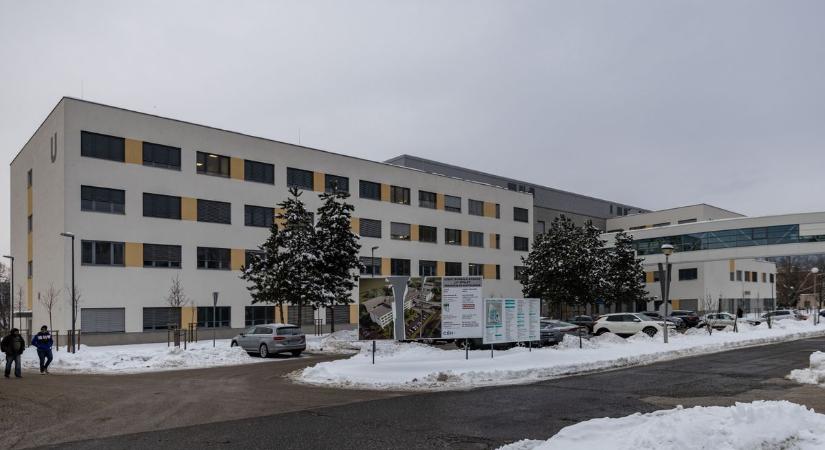 Szívszorító jelenet a kórház előtt: így vizsgázott emberségből jelesre a tatabányai taxis