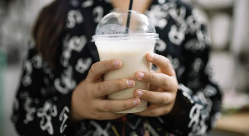 Ne dobd ki a műanyag poharat! Ezt a trükköt imádni fogják a növényeid