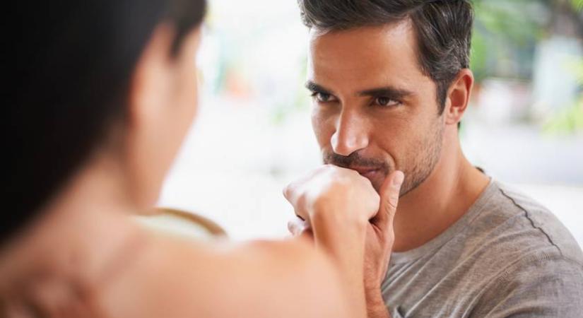 Illik még kezet csókolni a nőknek? Régen teljesen mást jelentett, mint a kézfogás