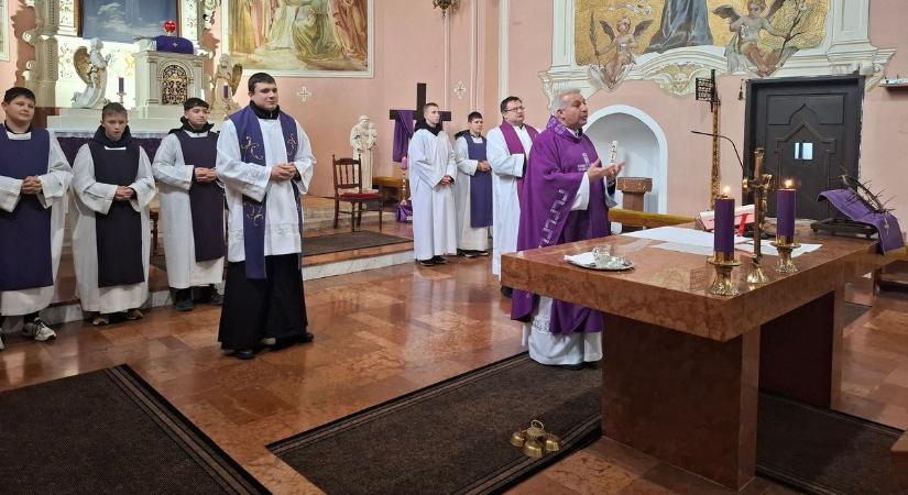 Szentmisén készültek a negyvennapos böjtre a kapuvári szent vincések - fotók