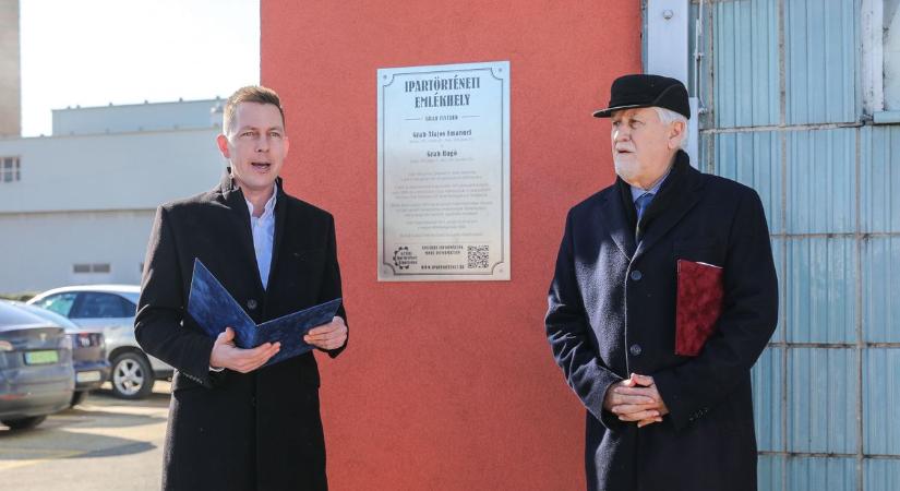 Ezért tettek emléktáblát a győri Graboplast épületére –Sok fotóval
