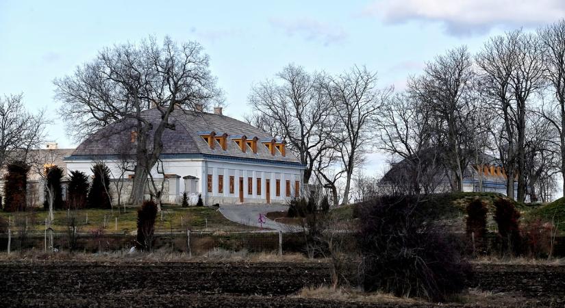 Hatvanpusztában nem a fényűzés érdekes, hanem az, amit Orbán hiúságáról elárul