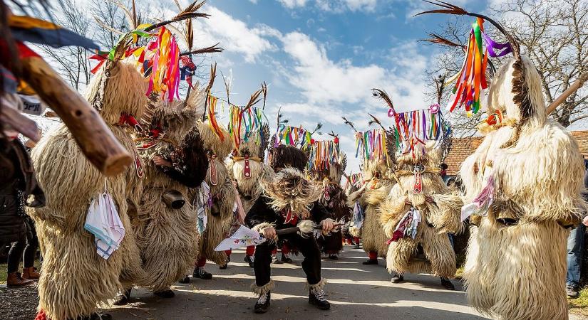 Máshol is van olyan, mint a busójárás? A mohácsi télűzők közép-európai rokonainak nyomába eredtünk