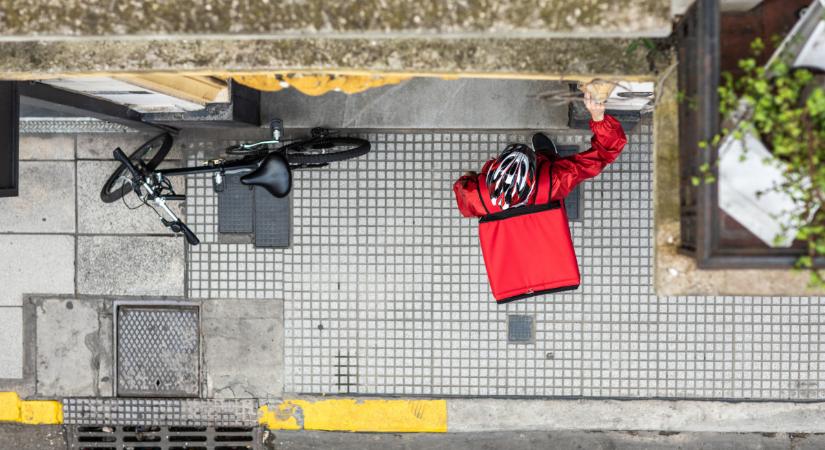 Komoly rendrakás jön az ételfutároknál