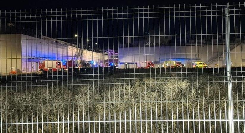 Nagy erőkkel vonultak a tűzoltók és a mentők a Semcorp debreceni gyárához - cikkünk frissül!
