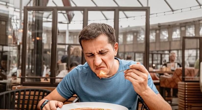 Fullasztó hőség, kihűlt, nyers étel és koszos tányér: éttermi horror Fejérből