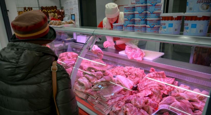 Olcsón adják a húst, a boltban mégis drága: nehezen látják a kiutat a magyar sertéstenyésztők