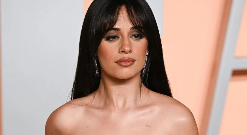 A vörös bikini mindent vitt és mindent mutatott – pajkos fotókon az énekesnő