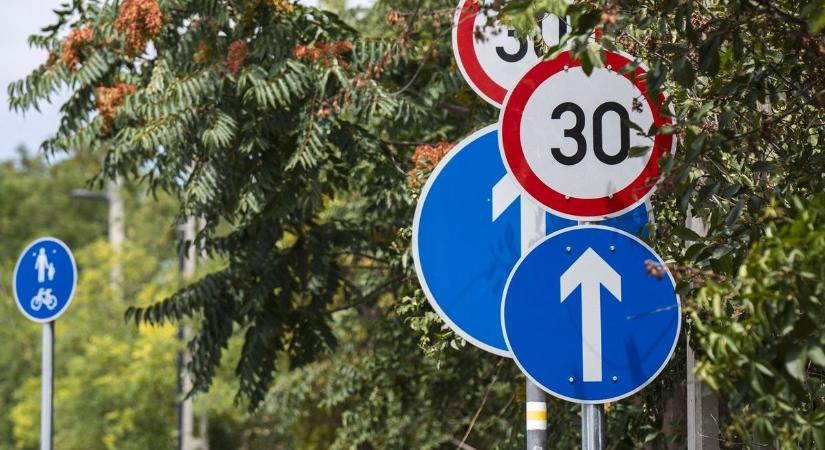 Mi az a karika a P betű mellett? Készülj fel, ilyenek lehetnek az új magyar KRESZ-táblák