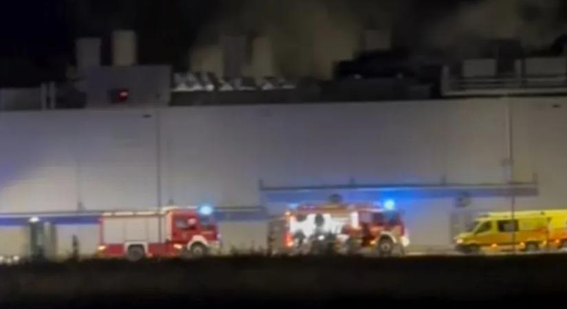 Nagy erőkkel vonultak ki a tűzoltók a debreceni Semcorphoz, 56 dolgozó volt ott, amikor valamiért beindult az oltórendszer