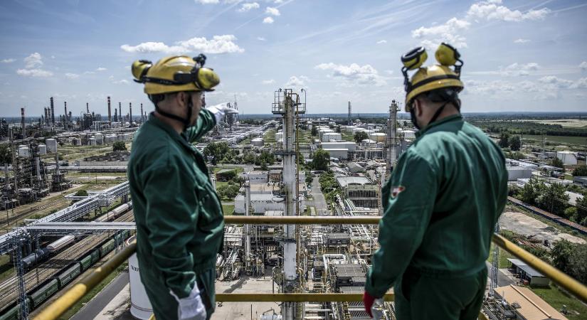 Szijjártó Péter válogatott szidalmakkal illette Ukrajnát, az Orbán-kormány hozzányúlt Magyarország stratégiai kőolajtartalékához