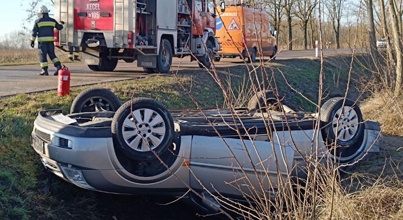 Több súlyos baleset történt szerdán a jeges utakon Bács-Kiskunban – fotók, videó