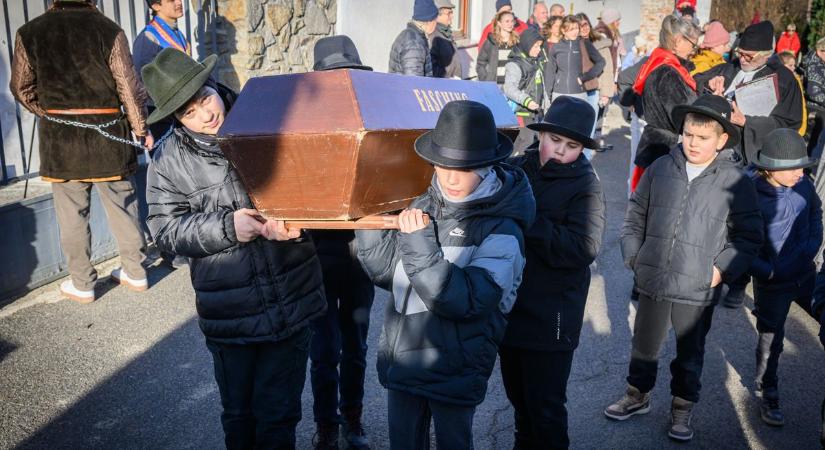 Polka, fánk és medvetánc, eltemették a telet Ágfalván - fotók, videó