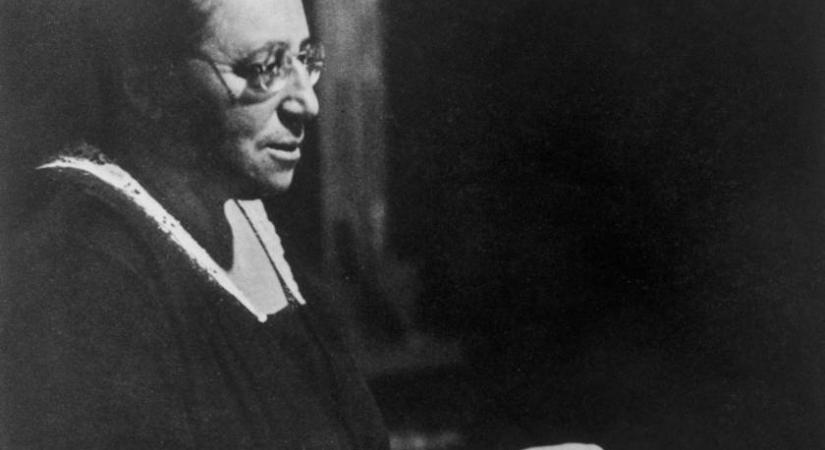 A modern algebra anyja kollégái neve mögé bújva dolgozhatott csak