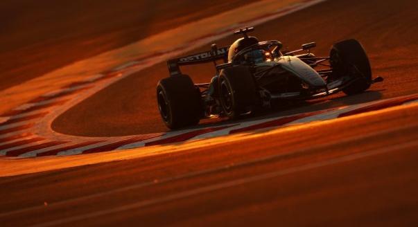 Mercedes-vezetés és motorszavazás: szerdai F1-es hírek