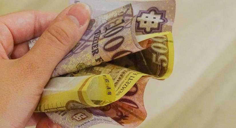 Több üzlet kasszájából is bűvésztrükkel lopott egy 26 éves nő