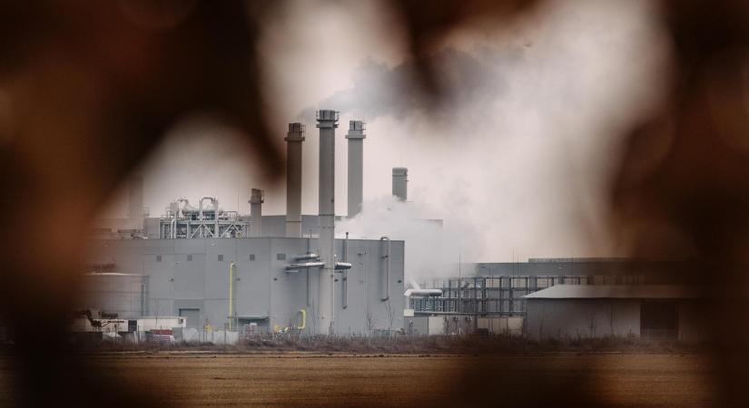 Jelzett az oltórendszer, hatalmas erőkkel vonultak ki a tűzoltók a debreceni Semcorphoz