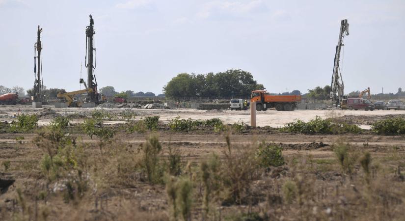 Tűzoltókat riasztottak az akkumulátoripari gyárhoz Debrecenben: nagy erővel vonultak ki a hatóságok