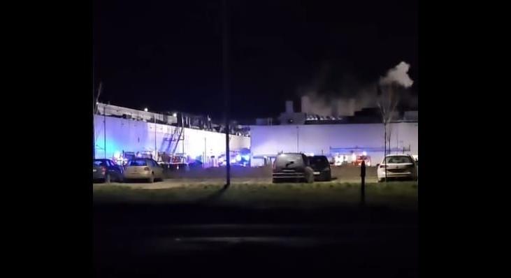 Nagy erőkkel vonultak ki a tűzoltók a debreceni Semcorp-gyárhoz, miután beindult az oltórendszer