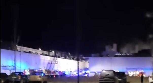 Robbanás? Nagy erőkkel vonultak ki a tűzoltók a debreceni Semcorphoz – 56 munkás érintett