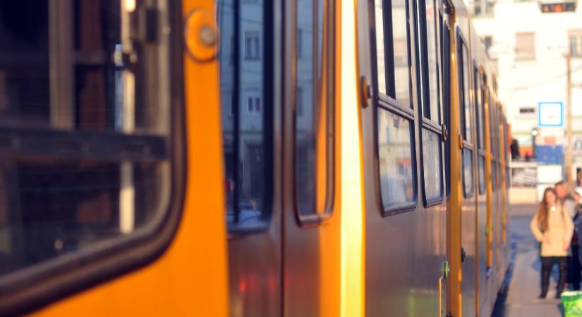 Villamos, autó és teherkocsi ütközött Budapesten