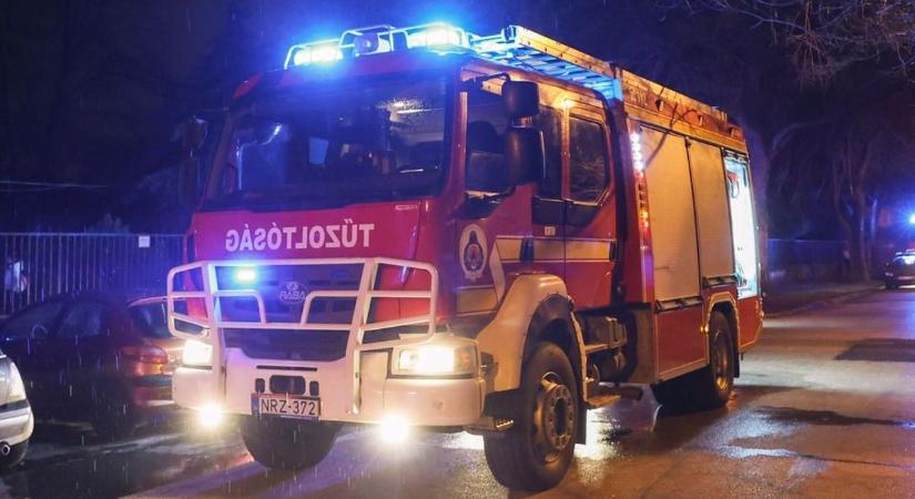 Baj van az egyik legnagyobb magyarországi kínai akkumulátoripari gyárral: tűzoltók és a mentők lepték el az üzemet szerda este – megszólalt a katasztrófavédelem