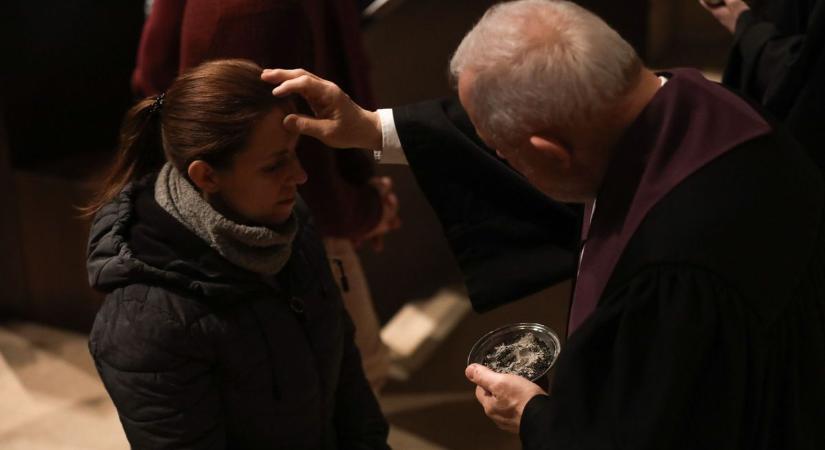 Elhoztuk a pannonhalmi hamvazás 16 legbensőségesebb pillanatát – galéria