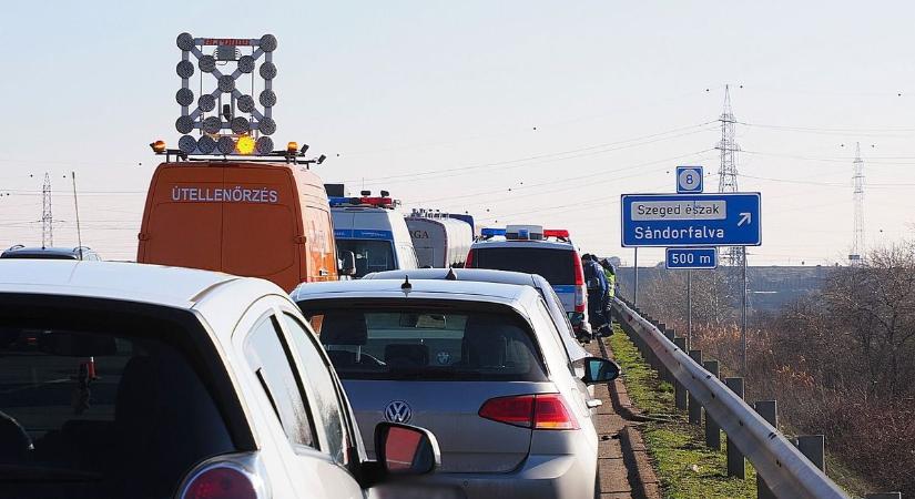 Esélye sem volt a túlélésre, nem tudni miért sétált az autópályán a férfi, akit egy kamion gázolt el