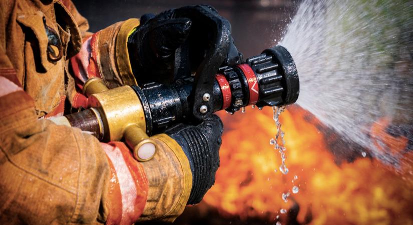 Tűz üthetett ki egy kínai akkumulátorfólia-gyárban Debrecenben: nagy erőkkel vonultak ki a tűzoltók