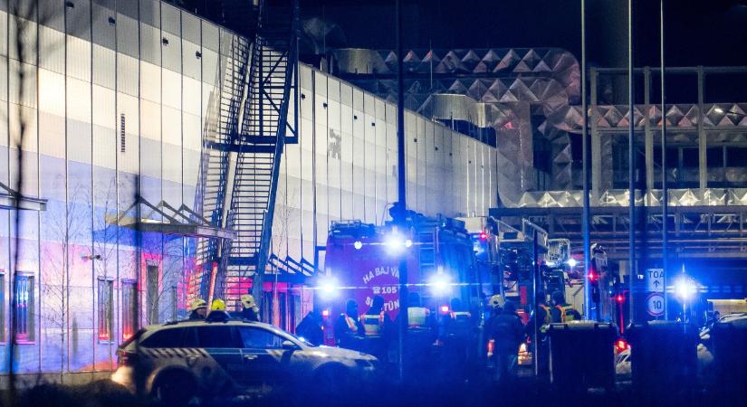 Nagy erőkkel vonultak a tűzoltók a Semcorp debreceni üzeméhez