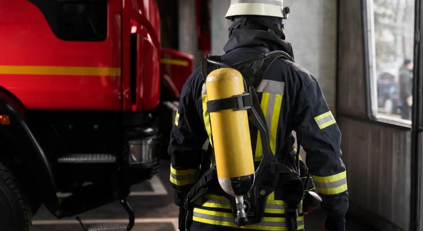 Hatalmas erőkkel vonultak ki a tűzoltók a debreceni Semcorphoz: Beindult az oltórendszer