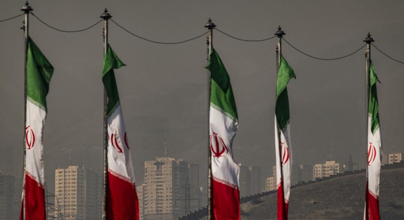 Irán lezárta légterét