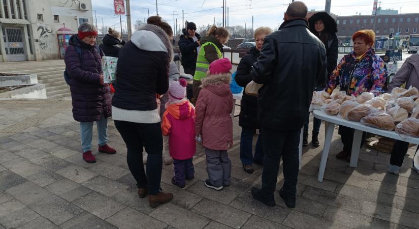 Ételosztásra várják a rászorulókat Debrecenben