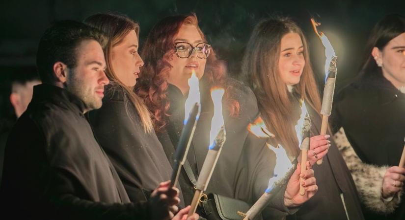 Fáklyafényes felvonulással búcsúztak el Debrecentől a joghallgatók - fotókkal, videóval!