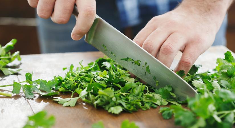 Nem hinnénk, de ezt teszi a petrezselyem a szervezetünkkel