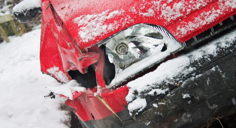 Jeges úton rongyolt belém egy autó a nyári gumijaival, a biztosító mégsem fizet. Mit tehetek?
