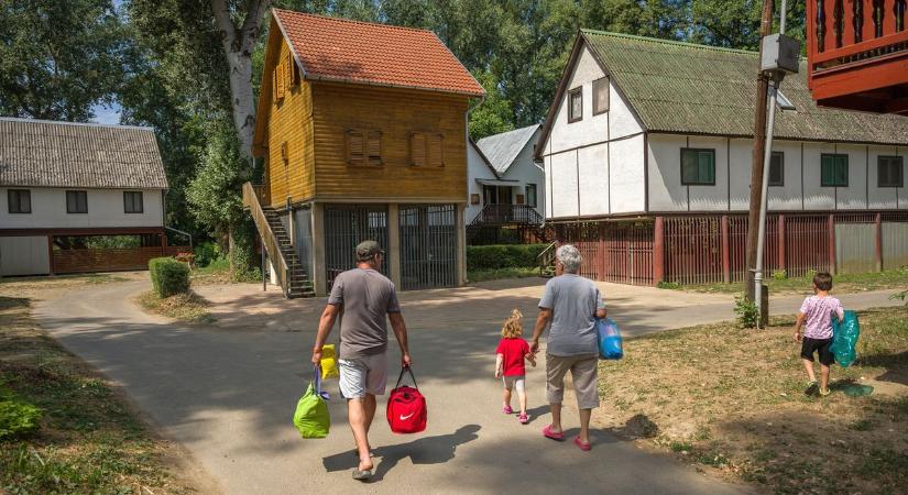 Nyaralók a tiszai riviérán: 6 milliótól a luxuskategóriáig minden eladó, de ki bírja ezt pénztárcával?