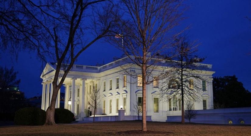 Pedig még Orbán Viktor meg sem érkezett: a magyar Himnusz szólt a Fehér Ház előtt (VIDEÓ)