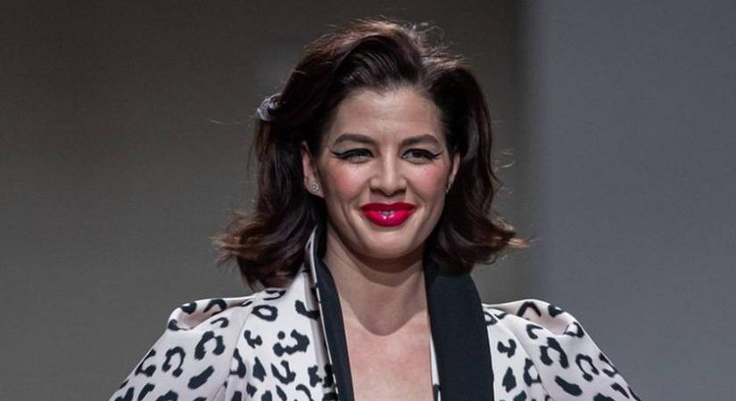 Ördög Nóra babakék miniben vadító volt a Fashion Weeken: mindenki elájult tőle