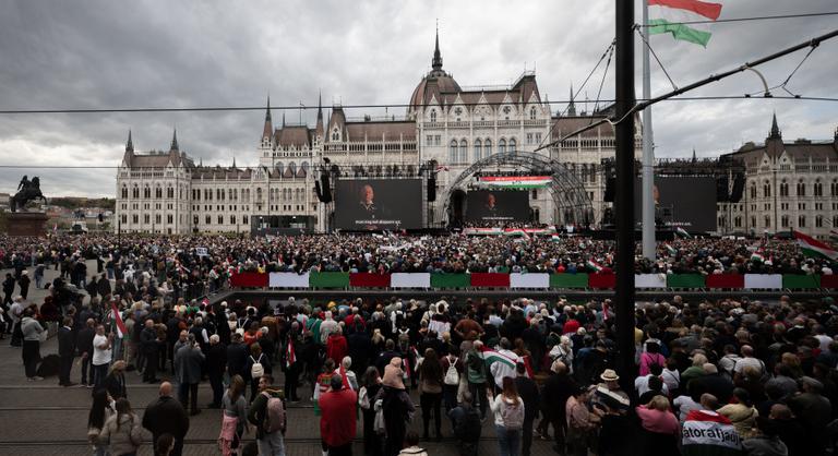 Nemzetközi játszma zajlik a kampányban, de egy botrány nagyobbat üthet