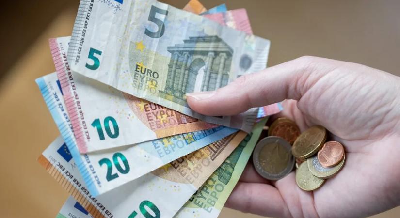 Megütötték a forintot csütörtök reggel: 379 felett az euró, ennyibe kerül most a dollár