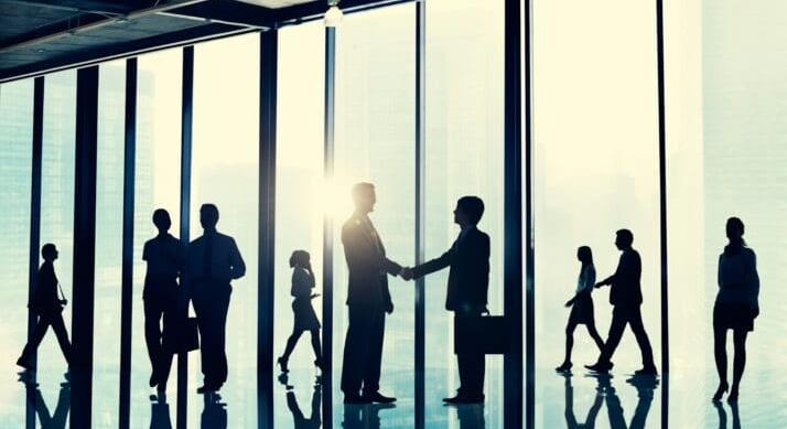 Újra pörög a cégfelvásárlás – 4600 milliárd dollárt hozott a tavalyi év, a magyar piac is élénk