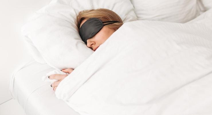 Alvásért, sorban állásért és ölelésért fizetnek? – A 10 legfurcsább munka, ami tényleg jól fizet