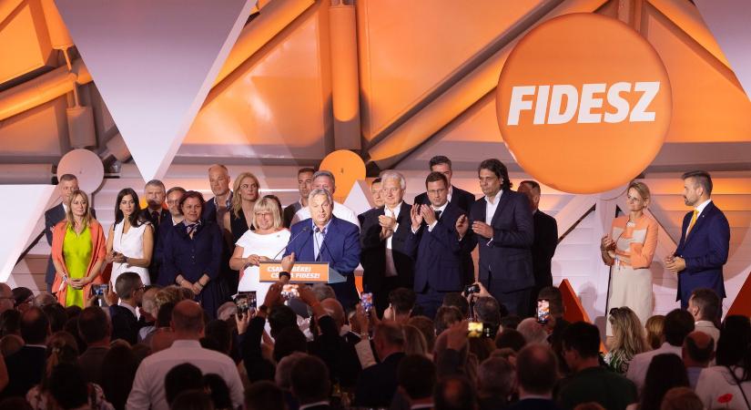 Itt az orosz nyelvű Fidesz-plakát, már terítik Budapesten, brutális képek jöttek