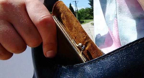 Cipőboltból lopott pénztárcát a képen szereplő férfi – Felismeri?