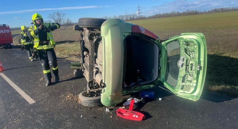 Oldalára borult a balesetben egy autó a Rábaköz szomszédságában - fotók