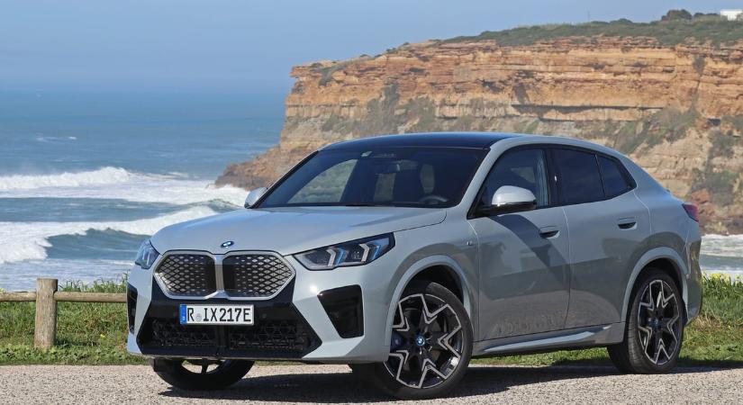 Tovább gurul egy töltéssel a BMW kompakt elektromos kupé SUV-ja