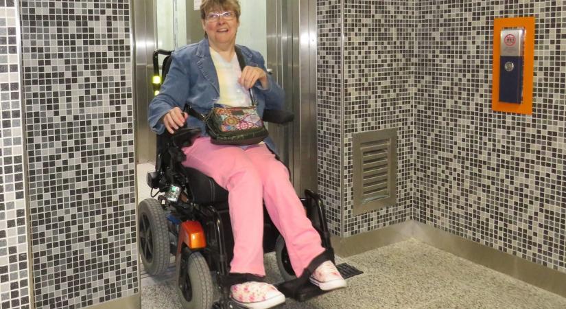 Tolószék, műláb és egy túl magas padka: így harcol Böbe és Mihály Pesterzsébet utcáin